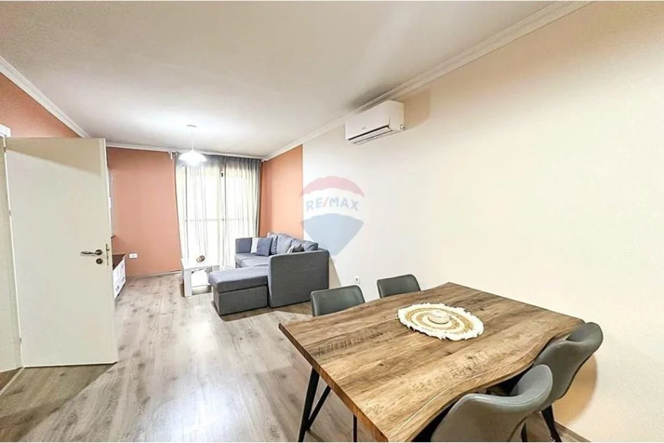 Tirane, jepet me qera apartament 2+1+Ballkon , 85 m² 600 € (Garda)