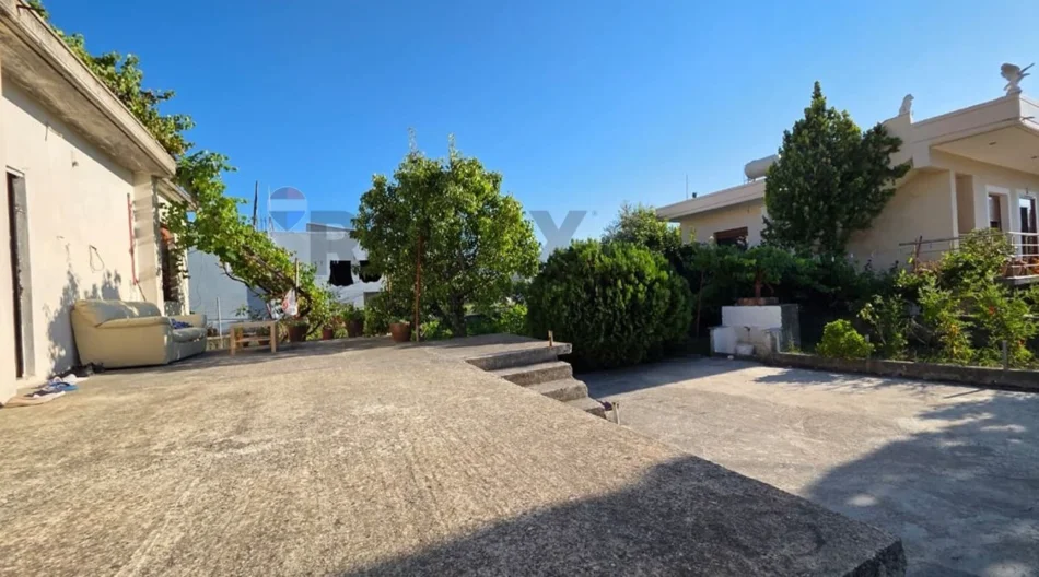 Vlore, shitet shtepi 1+1+Ballkon Kati 1, 326 m² 100.000 € (Haxhi xhyheri - Pran auto lyerje makinash - Rruga Gjergj Kastrioti, Vlorë)
