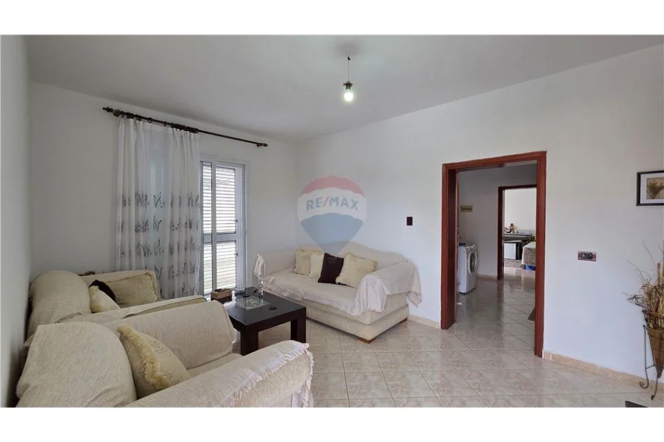 Vlore, shitet shtepi 2+1+Ballkon , 415 m² 175.000 € (Rruga e Re, Vlore)