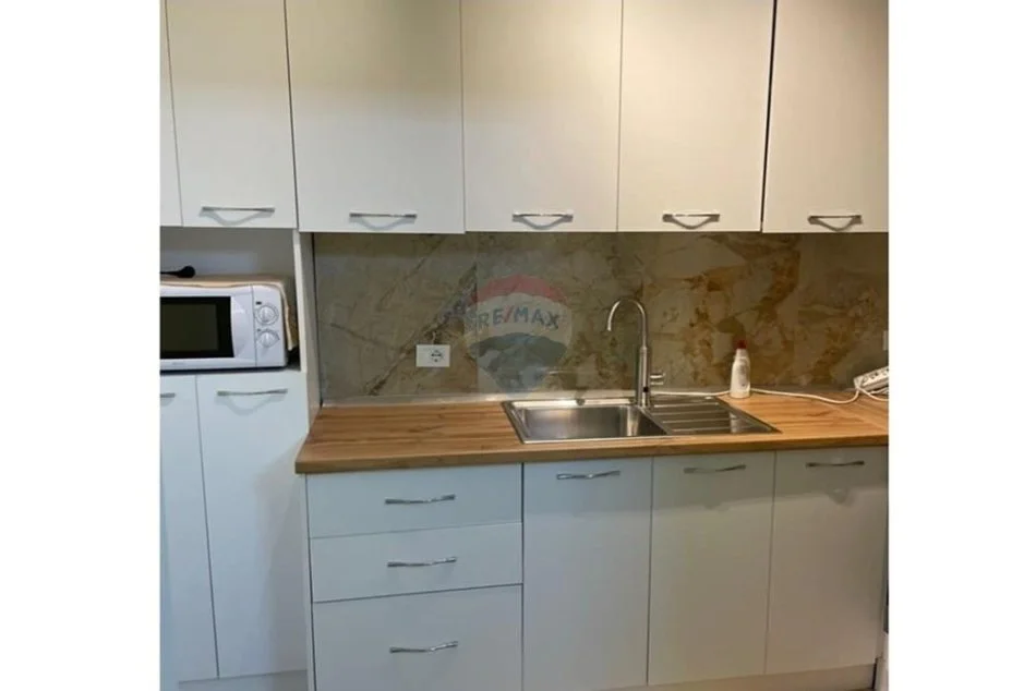 Tirane, jepet me qera apartament 1+1 , 55 m² 520 € 