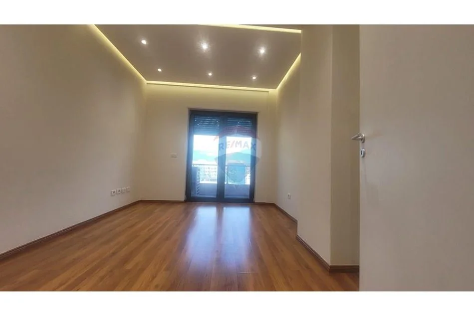 Tirane, jepet me qera ambjent biznesi Kati 3, 145 m² 1.700 € (Zog te Zi)