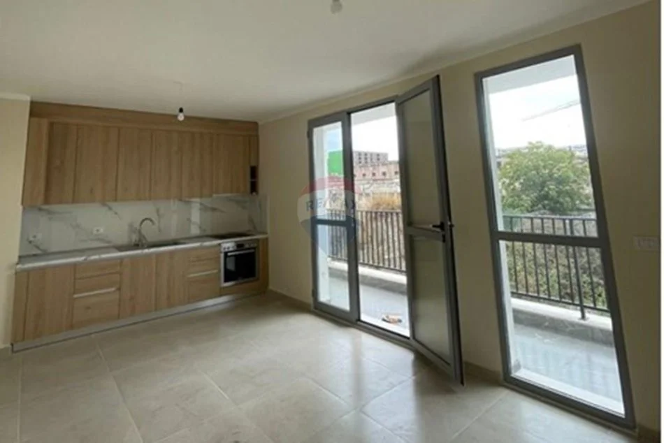 Tirane, jepet me qera apartament 2+1 Kati 2, 88 m² 430 € (Rruga 5 Maji, Tiranë)