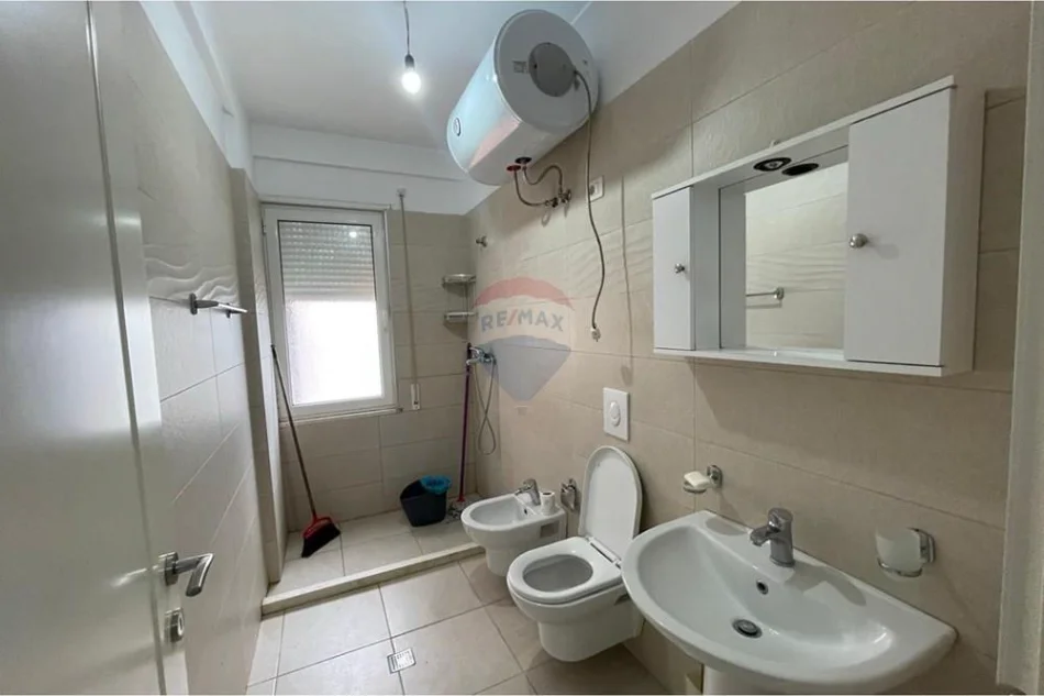 Tirane, jepet me qera apartament 1+1 Kati 3, 52 m² 550 € (Fusha e Aviacionit)