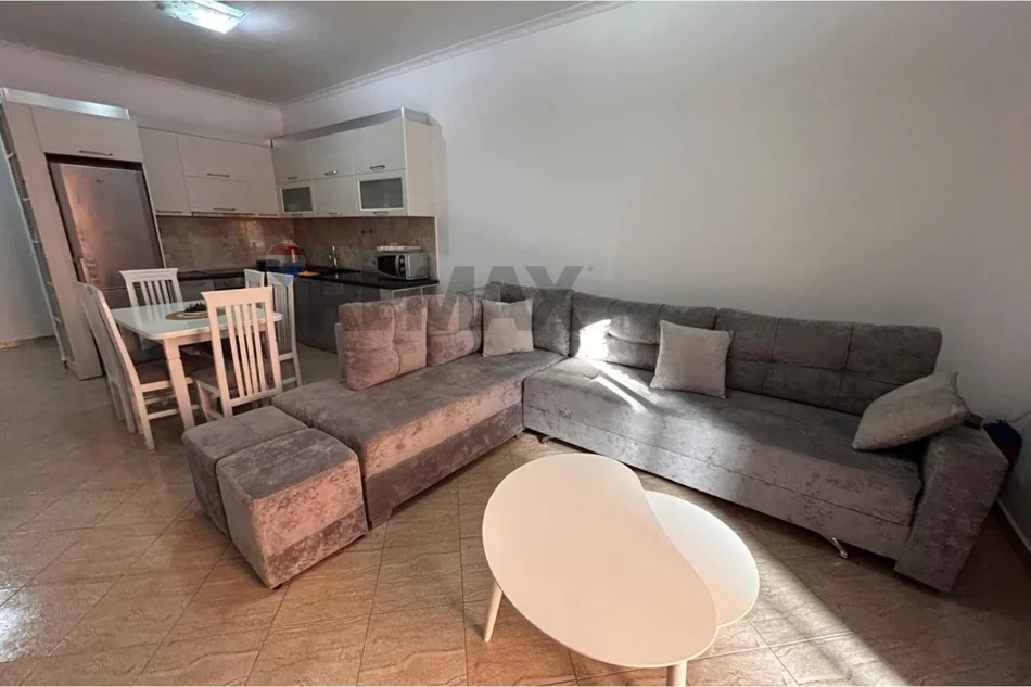 Vlore - Lungomare, jepet me qera apartament 2+1 Kati 3, 80 m² 500 € (Rruga Pelivan Leskaj, Vlorë)