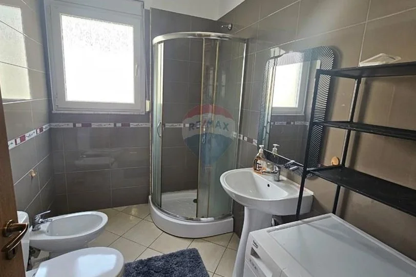 Tirane, jepet me qera apartament 1+1 Kati 8, 70 m² 700 € (pazari i ri)