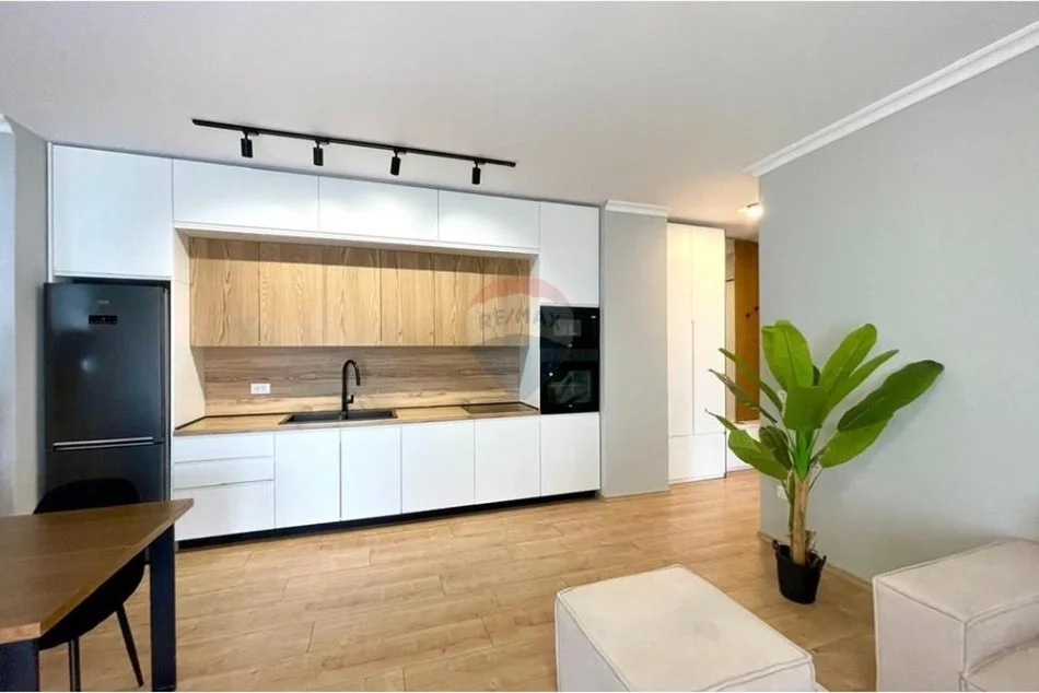 Tirane, jepet me qera apartament 2+1+Ballkon Kati 6, 110 m² 1.100 € (Kompleksi Delijorgji)