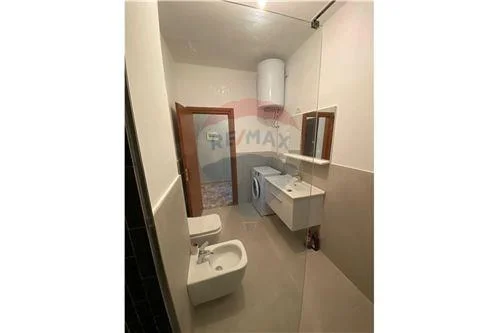 Tirane, jepet me qera apartament 1+1 , 67 m² 450 € (Komuna e Parisit, Shqipëri)