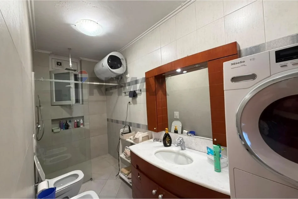 Tirane, shitet apartament 2+1+Ballkon , 132 m² 365.000 € (kompleksi kika1)