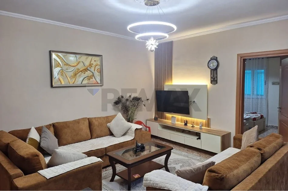 Tirane, jepet me qera apartament 2+1 Kati 3, 103 m² 