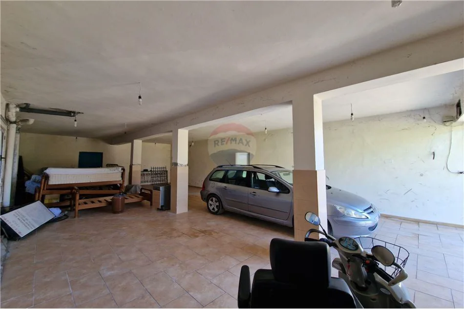 Vlore - Lungomare, shitet Vile ne plazh Vile 3 Katshe Kati 4, 738 m² 650.000 € (Rruga Reshat Osmani, Vlore)