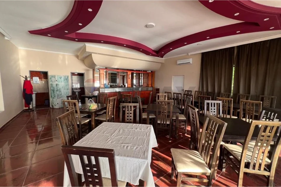 Vlore - Lungomare, jepet me qera bar-resorant , 420 m² (Rruga Aleksander Moisiu, Vlore)