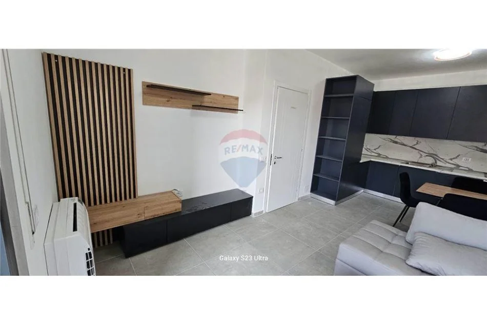 Tirane, jepet me qera apartament 2+1+Ballkon Kati 4, 105 m² 650 € 