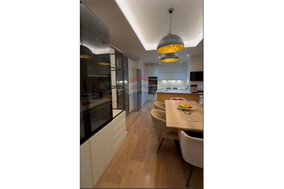 Vlore, jepet me qera apartament duplex 3+1+Ballkon Kati 6, 265 m² 350.000 € (Rruga Enver Jaho, Vlore)