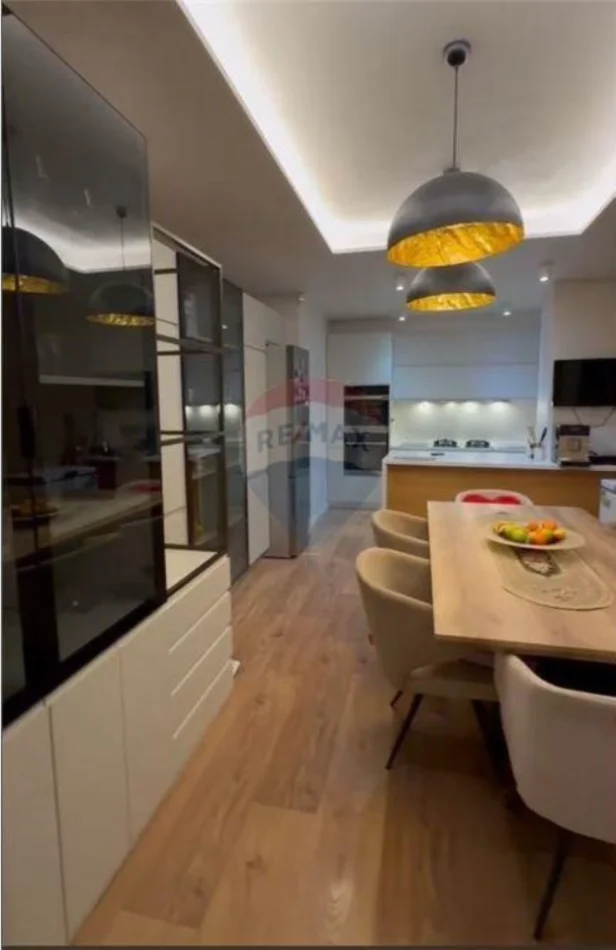 Vlore, shitet apartament duplex 3+1+Ballkon Kati 6, 265 m² 350.000 € (Rruga Enver Jaho, Vlore)