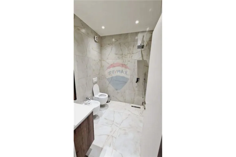 Tirane, jepet me qera apartament 2+1+Aneks+Ballkon Kati 1, 1.000 m² 725 € (Vila Gold)