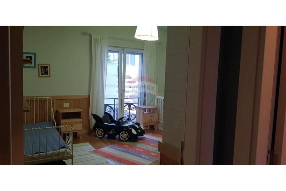 Tirane, jepet me qera apartament 3+1 Kati 3, 133 m² 1.500 € (Kodrra e diellit)