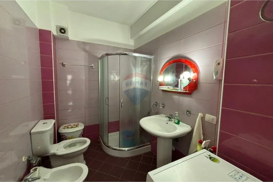 Vlore, jepet me qera apartament 2+1+Ballkon Kati 2, 96 m² 350 € (Rruga Ali Demi, Vlorë)