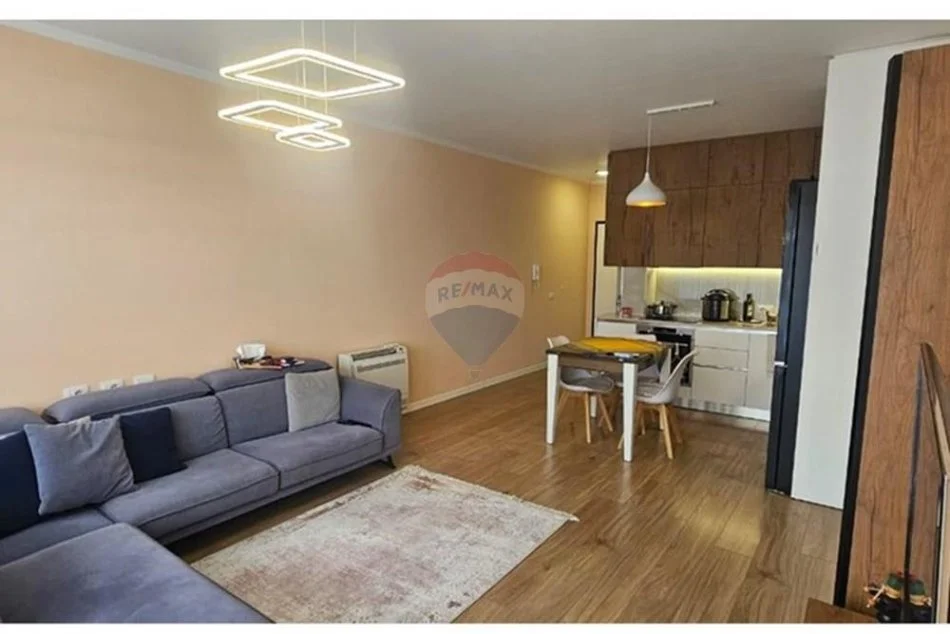 Tirane, jepet me qera apartament 2+1 Kati 5, 105 m² 700 € 