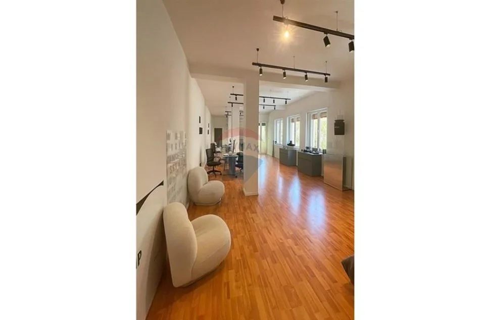 Tirane, jepet me qera ambjent biznesi Kati 3, 73 m² 800 € (bllok)