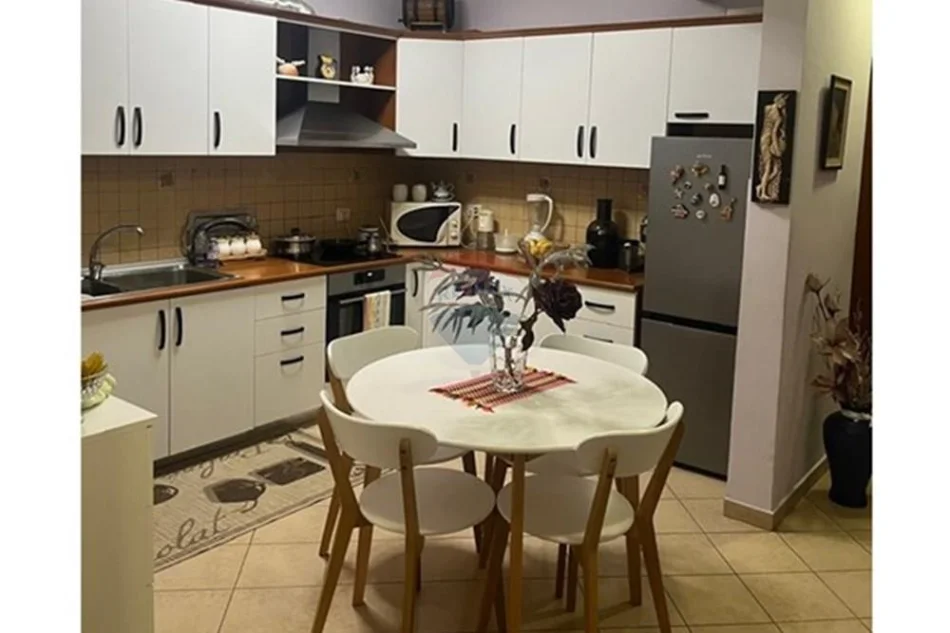 Tirane, jepet me qera apartament 2+1+Ballkon Kati 4, 106 m² 700 € (Rruga e Kavajes)