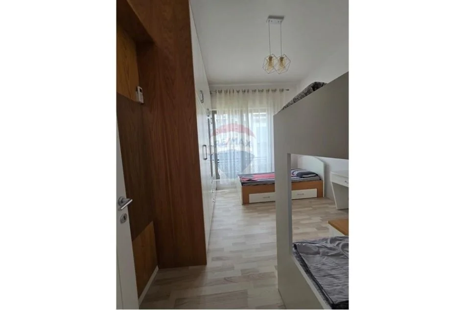 Tirane, jepet me qera apartament 2+1+Ballkon , 129 m² 1.000 € 