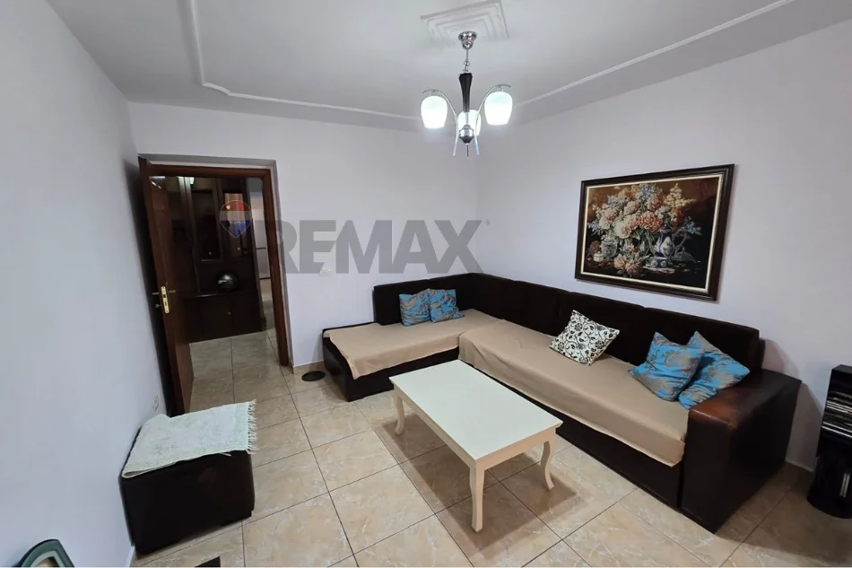 Tirane, jepet me qera apartament 2+1 , 