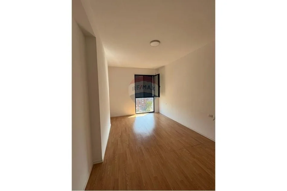 Tirane, jepet me qera apartament 2+1 , 100 m² 700 € (Porcelan)