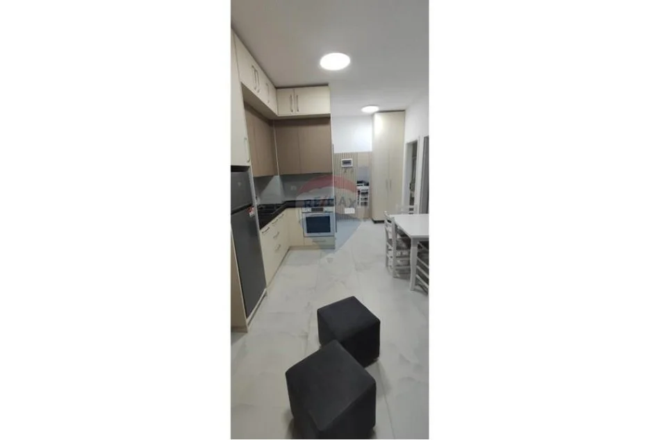 Tirane, jepet me qera apartament 1+1+Ballkon Kati 1, 75 m² 400 € (Fresku)