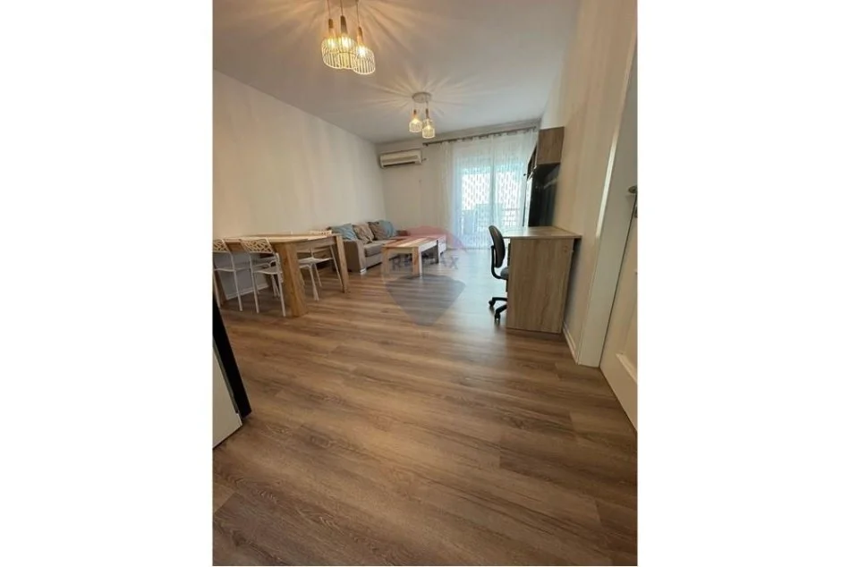 Tirane, jepet me qera apartament 2+1+Ballkon , 105 m² 800 € (Liqeni i Thate)