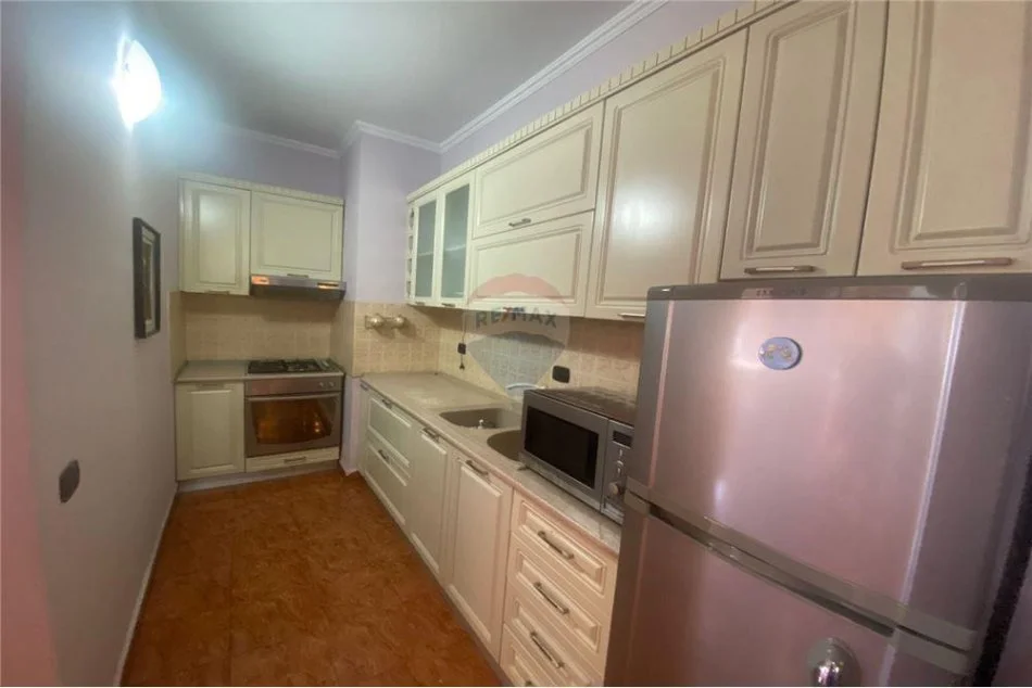 Tirane, jepet me qera apartament 2+1 Kati 10, 80 m² 450 € (laprake)