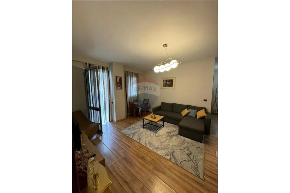 Tirane, jepet me qera apartament 2+1 , 100 m² 800 € (Myslym shyri)