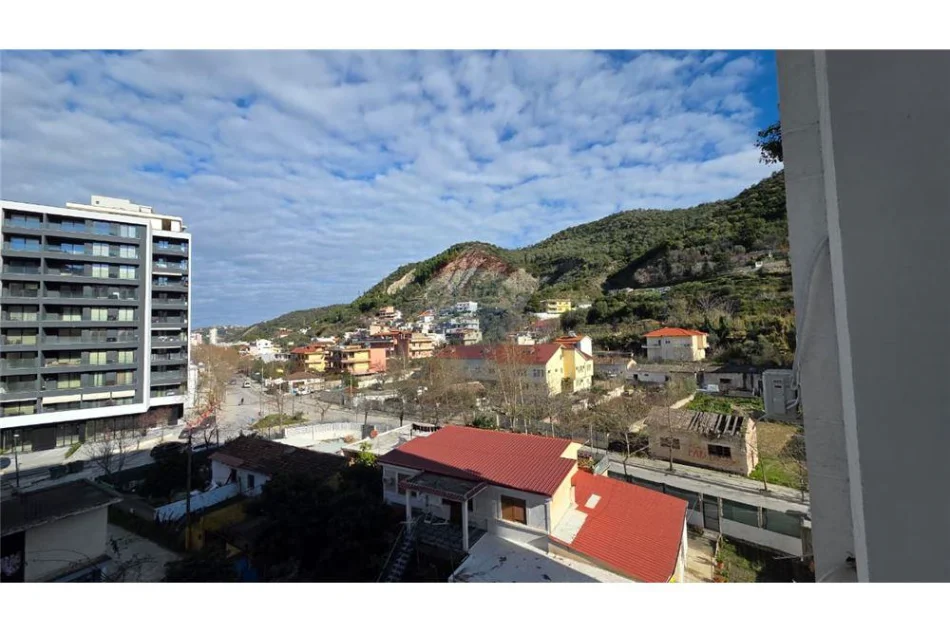 Vlore - Lungomare, jepet me qera apartament 1+1 Kati 4, 43 m² 300 € (Rruga Dhimitër Konomi, Vlore)