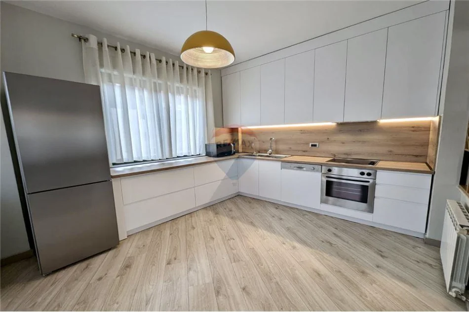 Tirane, jepet me qera apartament 3+1+Aneks+Ballkon Kati 5, 185 m² 2.000 € (Liqeni Artificial)