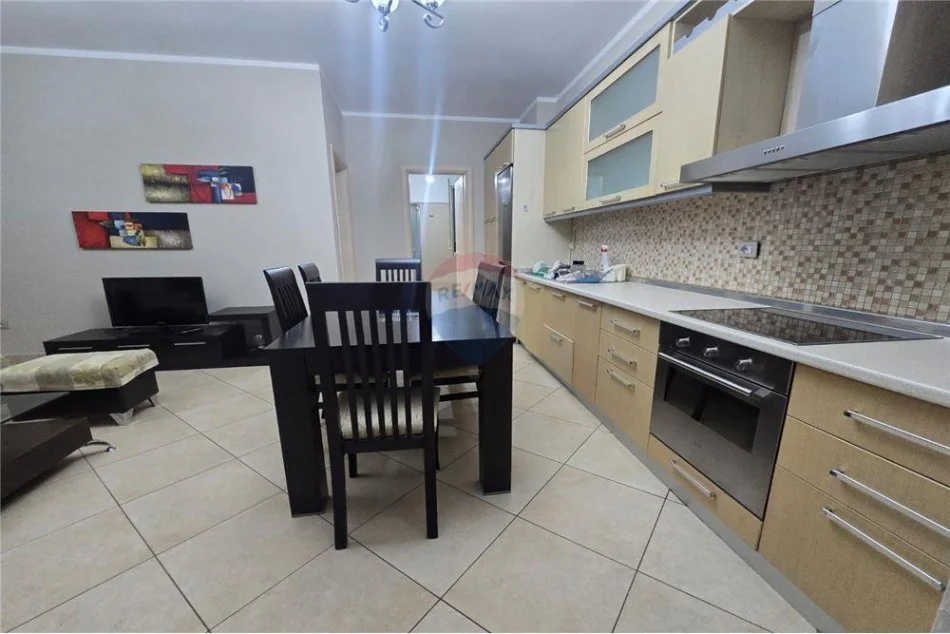 Tirane, jepet me qera apartament 1+1+Ballkon Kati 5, 60 m² 550 € (Prane Hilton)