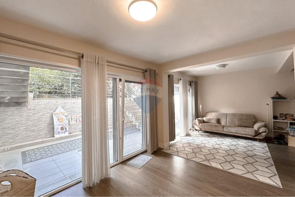 Tirane, jepet me qera Vile 3+1 , 390 m² 2.201 € 