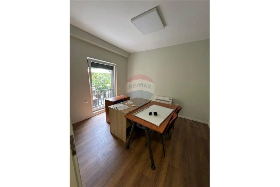 Tirane, jepet me qera zyre , 