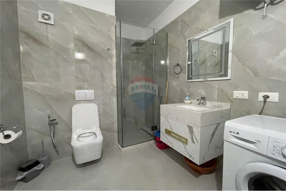 Vlore - Lungomare, jepet me qera apartament 1+1 Kati 5, 60 m² 335 € (Lungomare, Vlorë)