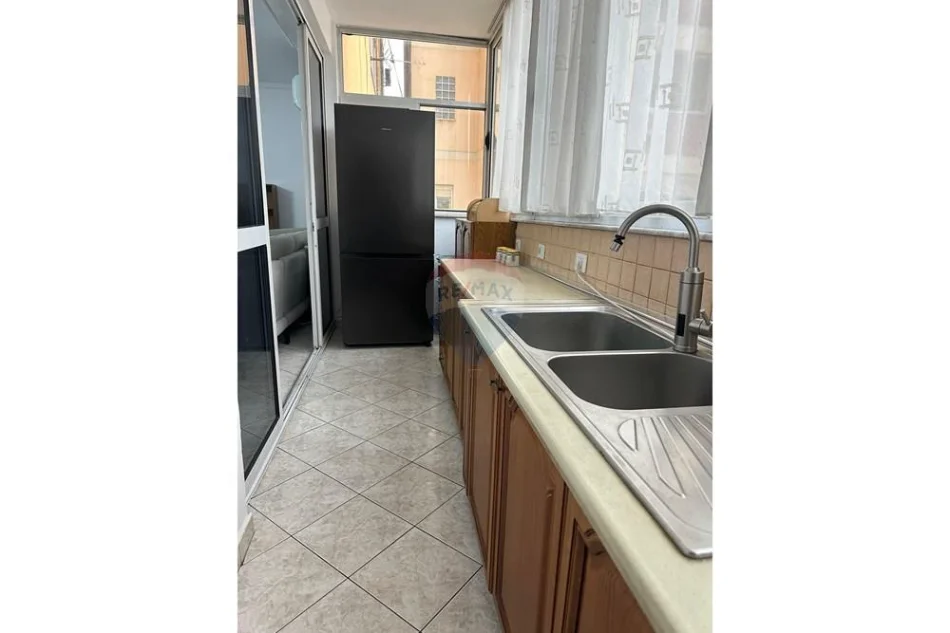 Tirane, jap me qera apartament 3+1+Aneks+Ballkon Kati 5, 750 € 