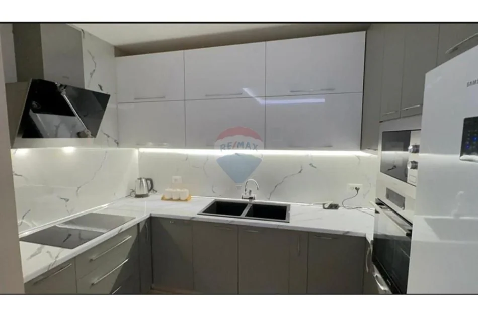Tirane, jepet me qera apartament 2+1+Ballkon Kati 12, 110 m² 1.050 € (9 Kateshet)