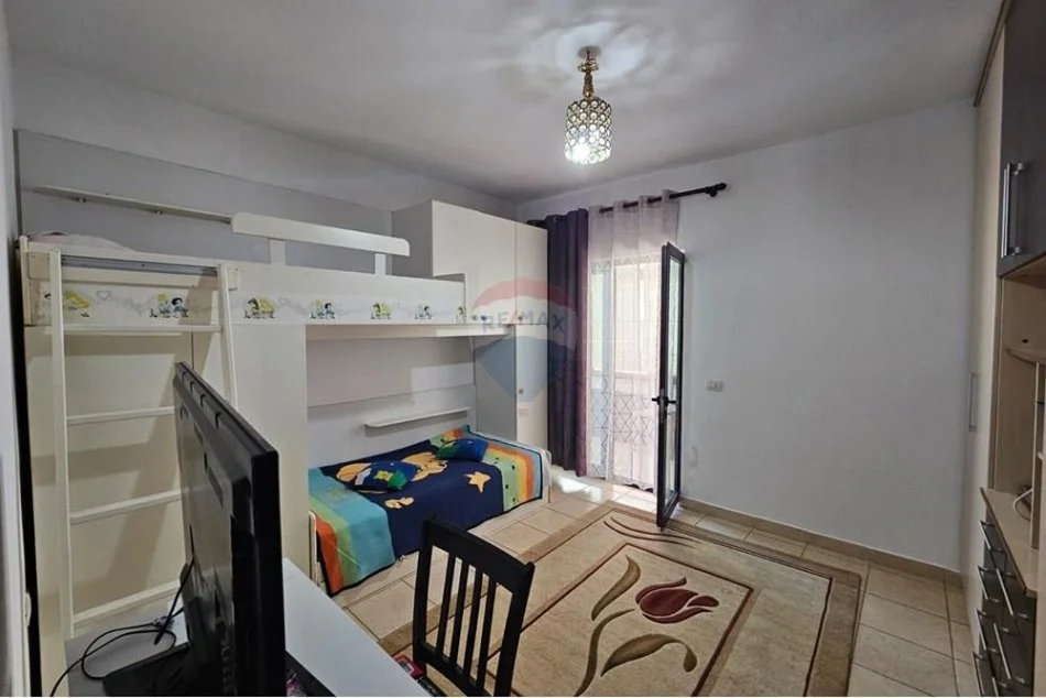 Tirane, jepet me qera apartament 2+1 Kati 2, 600 € (Elenora)