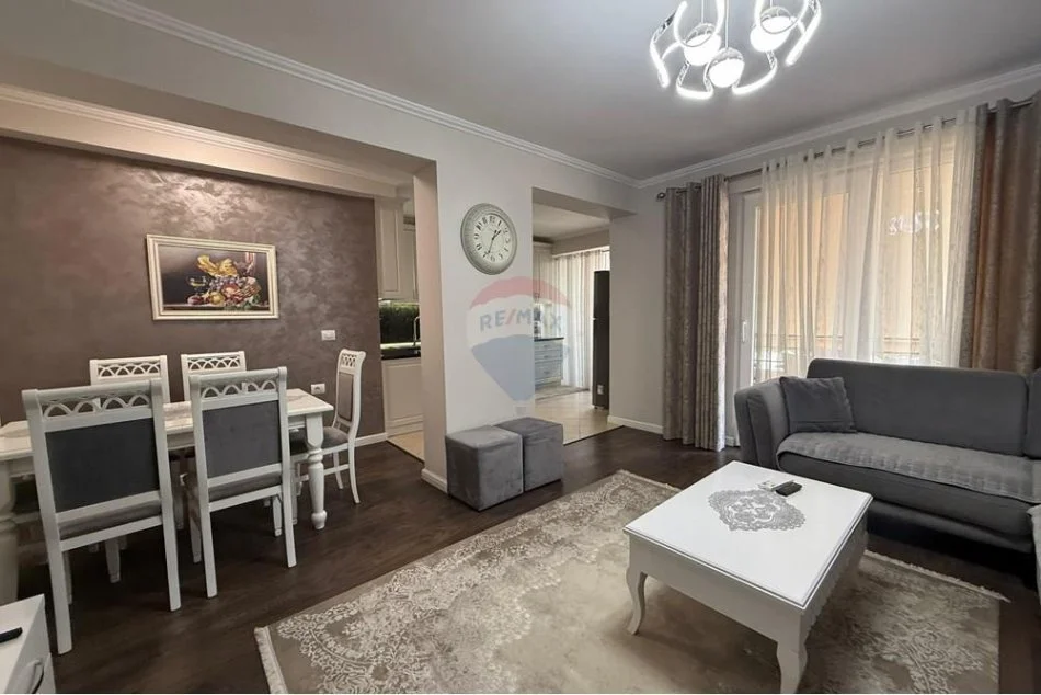 Tirane, jepet me qera apartament 2+1+Ballkon , 111 m² 800 € 