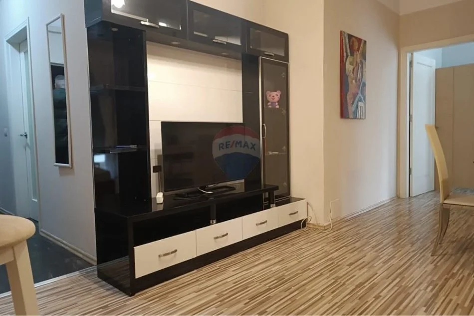 Tirane, jepet me qera apartament 2+1+Ballkon Kati 2, 81 m² 750 € (Rruga e Kavajes)