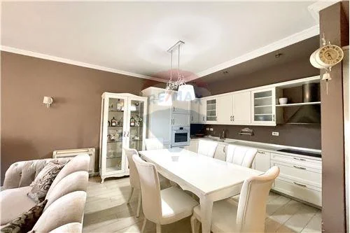 Tirane, jepet me qera apartament 2+1+Ballkon Kati 7, 110 m² 750 € (Prane Kompleksit Delijorgji)