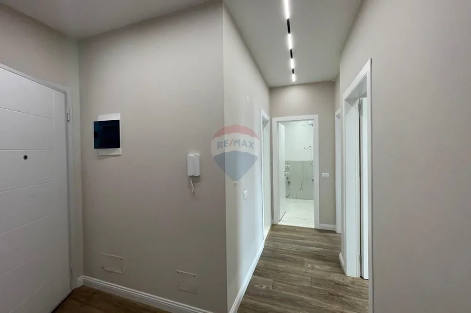 Tirane, jepet me qera ambjent biznesi Kati 2, 75 m² 80.000 € (Xhanfize Keko)