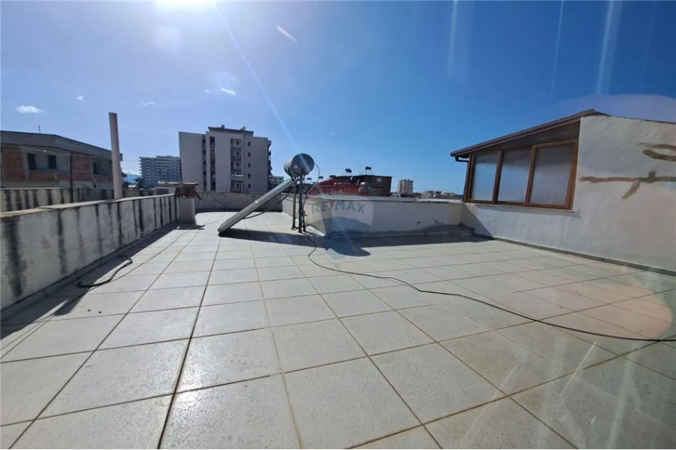 Vlore, shitet Vile 3+1+Aneks+Ballkon Kati 0, 234 m² 200.000 € (Pranë ish-Gjyqit të Vjetër, buzë rrugës kryesore)
