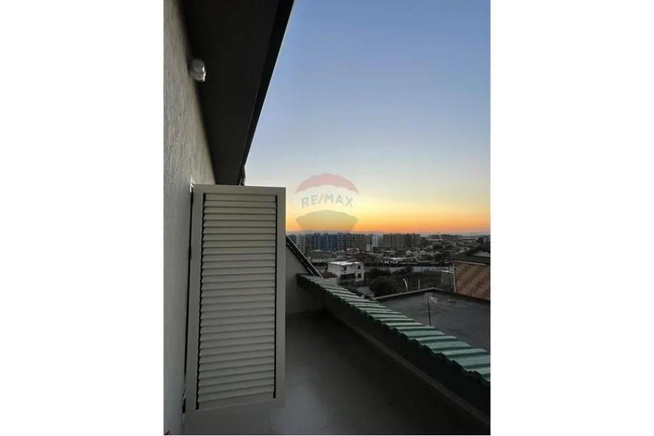 Tirane, jepet me qera Vile 3+1 Kati 3, 148 m² 900 € (Rruga Bamir Topi, Tiranë)