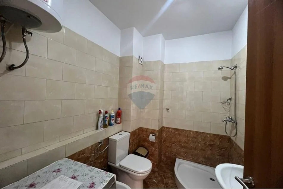 Shqiperi, jepet me qera apartament 1+1+Ballkon Kati 2, 75 m² 500 € (Rruga e Kavajes)