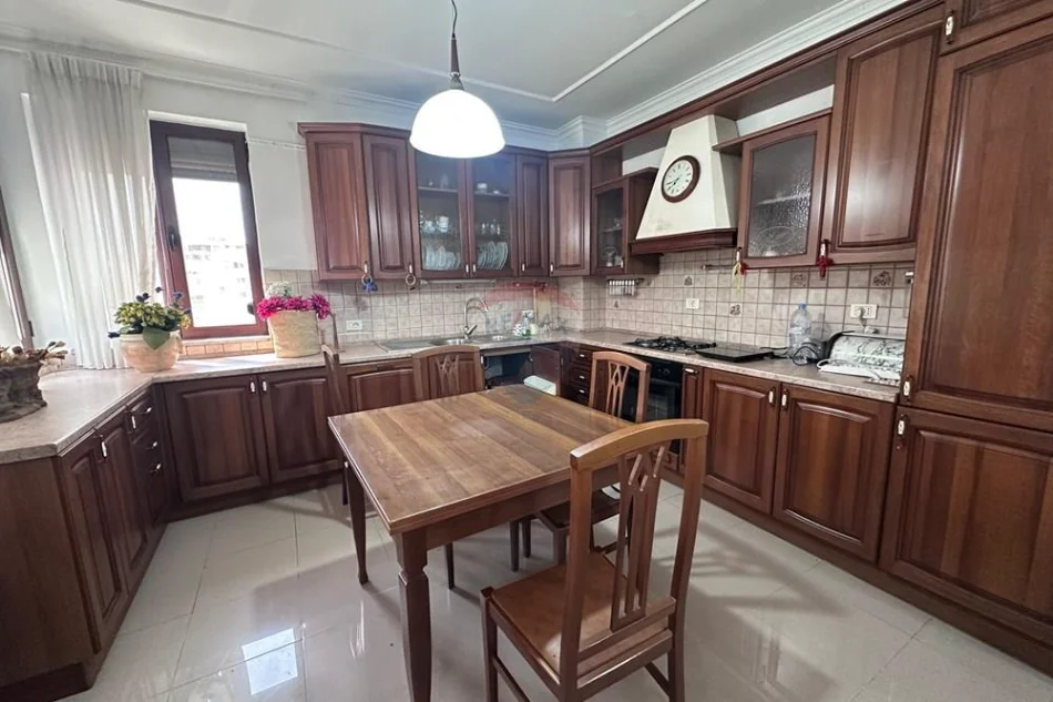 Tirane, jepet me qera apartament 2+1 Kati 7, 110 m² 1.200 € 