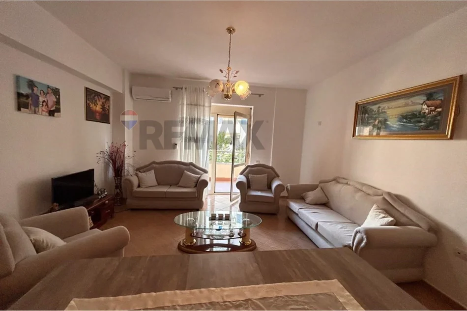 Vlore - Lungomare, jepet me qera apartament 3+1+Ballkon Kati 4, 120 m² 700 € (Rruga Reshat Osmani, Vlore)