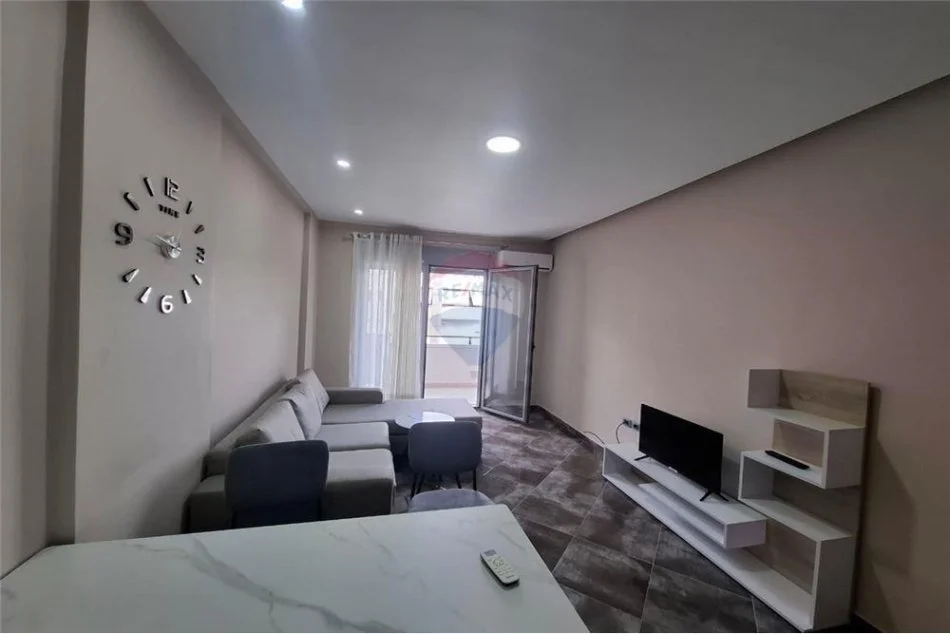 Vlore, jepet me qera apartament 1+1 Kati 7, 76 m² 400 € (Pranë Conad, Ismail Qemali, Vlorë)